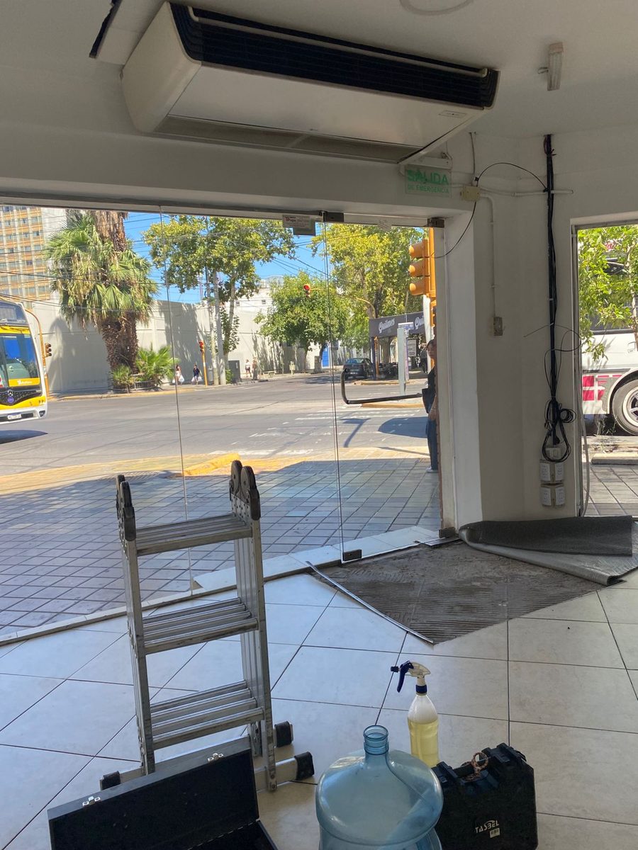 Instalación de aire acondicionado tipo cassette en local comercial en San Juan