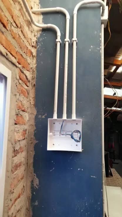 Instalación de cañerías y cableado eléctrico en pared en San Juan